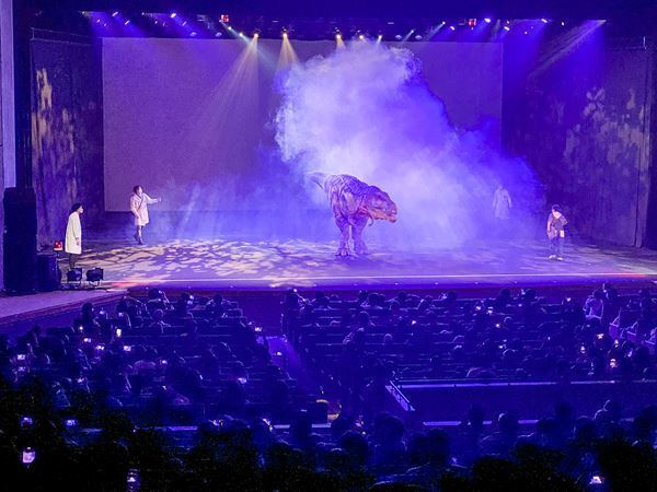 恐竜が目の前で動き回り、吠え、咬みつき、バトルする！ 大興奮のエデュテインメントショーが全国巡回中！