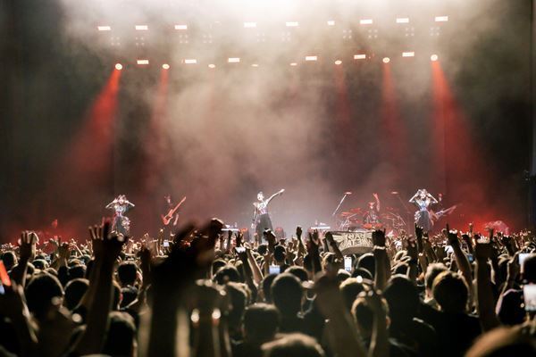 BABYMETAL、初のアジアワンマンツアーでタイのヒップホップシンガー・F.HEROと約4年ぶりに共演