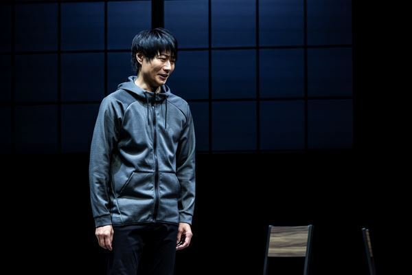 戸次重幸「役者の限界に挑戦している」演出・上村聡史、出演・戸次×益岡徹による舞台『A・NUMBER』開幕