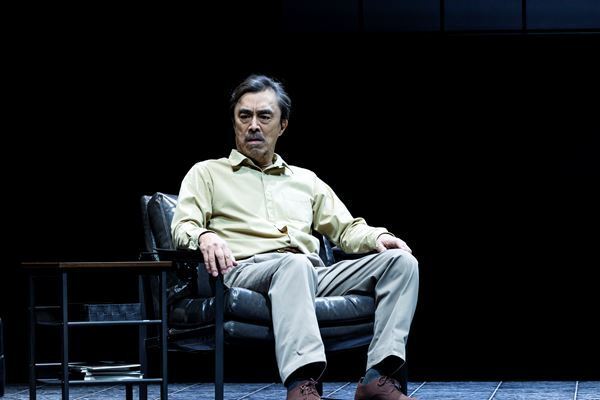 戸次重幸「役者の限界に挑戦している」演出・上村聡史、出演・戸次×益岡徹による舞台『A・NUMBER』開幕
