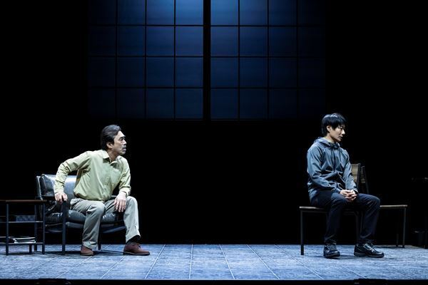 戸次重幸「役者の限界に挑戦している」演出・上村聡史、出演・戸次×益岡徹による舞台『A・NUMBER』開幕