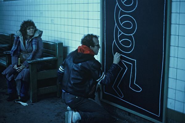 キース・へリングがNYの地下鉄駅に描いた理由とは？　密着取材で見た「サブウェイ・ドローイング」の現場（文：村田真）