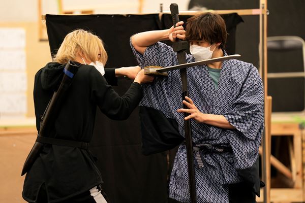 舞台『キングダム』壤晴彦が戦神「昭王」に　後輩山口祐一郎と35年ぶりの共演。信役、嬴政・漂役の稽古写真も初公開