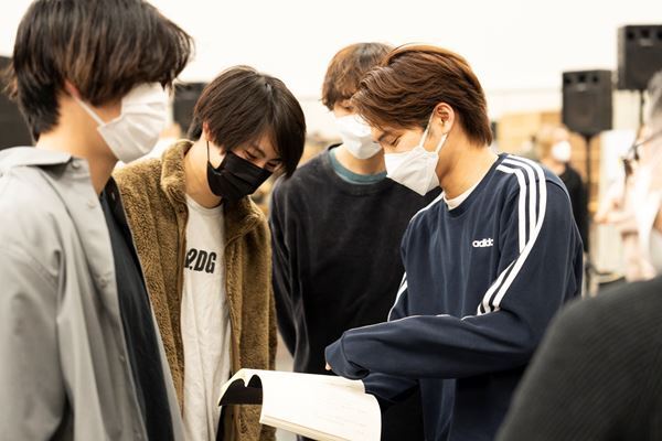 舞台『キングダム』壤晴彦が戦神「昭王」に　後輩山口祐一郎と35年ぶりの共演。信役、嬴政・漂役の稽古写真も初公開