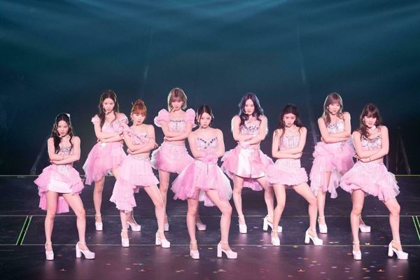 NiziU、「夏祭り」がテーマの全国ツアー『NiziU Live with U 2023 “ココ！夏 Fes.”』開幕【レポート】