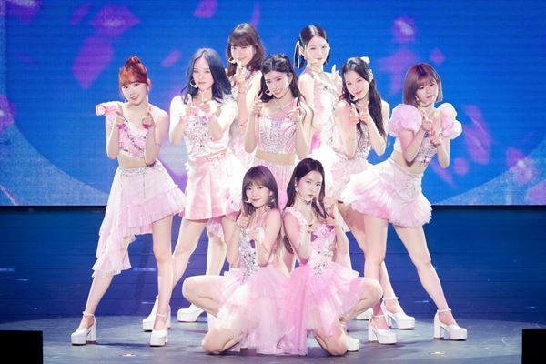 NiziU、「夏祭り」がテーマの全国ツアー『NiziU Live with U 2023 “ココ！夏 Fes.”』開幕【レポート】