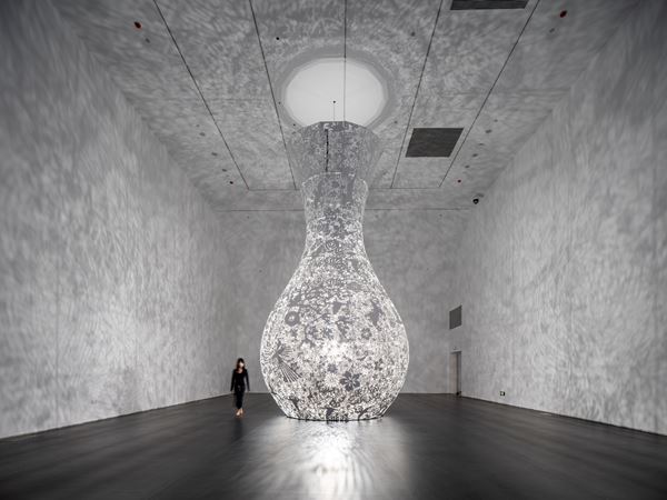 展示室をダイナミックに使ったインスタレーションを展開『大巻伸嗣　Interface of Being　真空のゆらぎ』11 月1日より開催