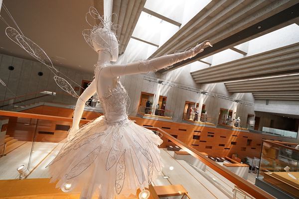 舞台作品と舞台衣裳が辿った軌跡を体感できる『時空をこえて-Across Time and Space-展』本日より開催