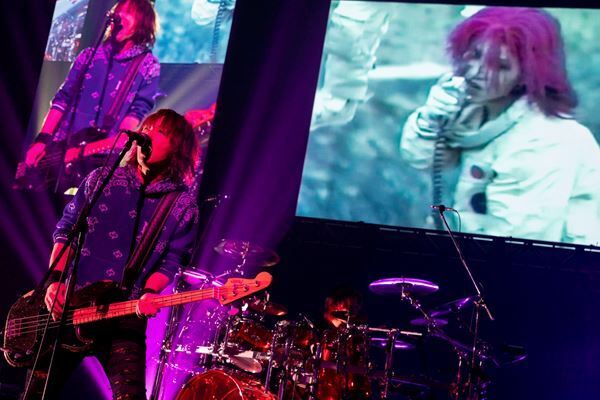 hideの名曲をYOSHIKIら盟友・ゆかりのあるアーティストが披露、トリビュートライブのオフィシャルレポート到着