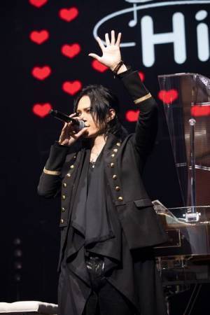 hideの名曲をYOSHIKIら盟友・ゆかりのあるアーティストが披露、トリビュートライブのオフィシャルレポート到着