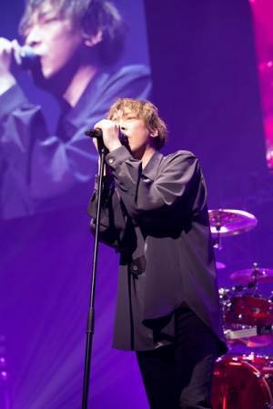 hideの名曲をYOSHIKIら盟友・ゆかりのあるアーティストが披露、トリビュートライブのオフィシャルレポート到着