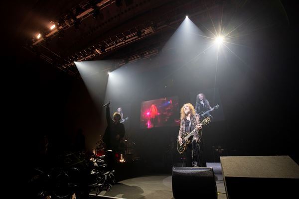 hideの名曲をYOSHIKIら盟友・ゆかりのあるアーティストが披露、トリビュートライブのオフィシャルレポート到着