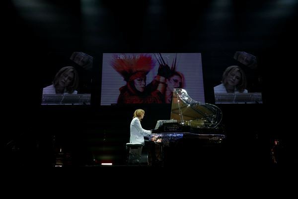 hideの名曲をYOSHIKIら盟友・ゆかりのあるアーティストが披露、トリビュートライブのオフィシャルレポート到着