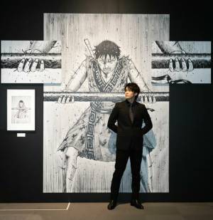 舞台『キングダム』信役の三浦宏規＆高野洸が原画展を訪問　高野は原泰久との面会も果たす