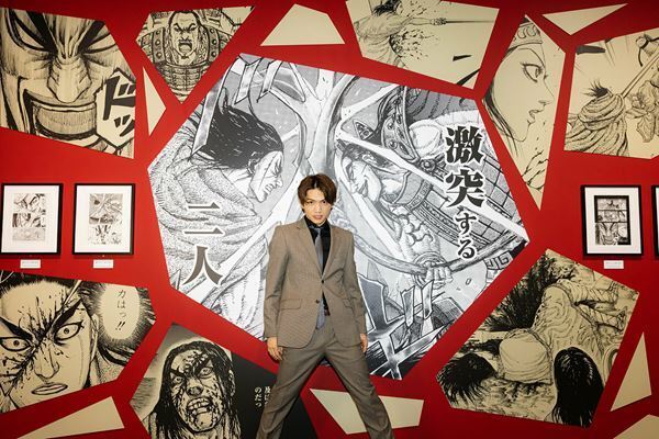 舞台『キングダム』信役の三浦宏規＆高野洸が原画展を訪問　高野は原泰久との面会も果たす