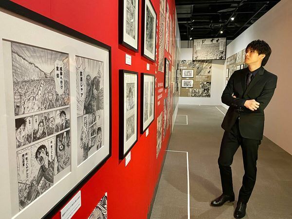 舞台『キングダム』信役の三浦宏規＆高野洸が原画展を訪問　高野は原泰久との面会も果たす