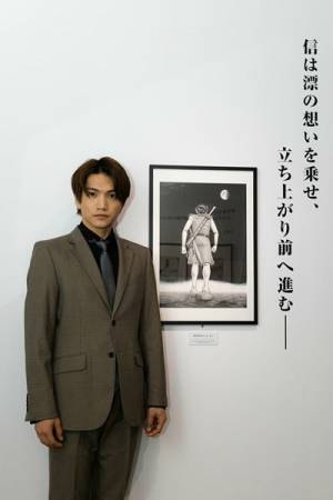 舞台『キングダム』信役の三浦宏規＆高野洸が原画展を訪問　高野は原泰久との面会も果たす