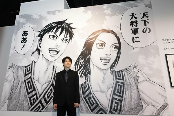 舞台『キングダム』信役の三浦宏規＆高野洸が原画展を訪問　高野は原泰久との面会も果たす