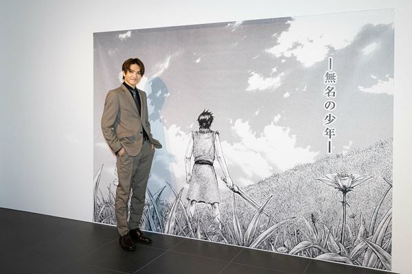 舞台『キングダム』信役の三浦宏規＆高野洸が原画展を訪問　高野は原泰久との面会も果たす