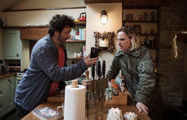 デヴィッド・テナントの息子も登場　コメディドラマ『ステージド3』新たな場面写真公開