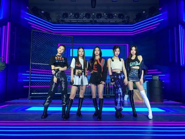 ITZY 、初の日本オリジナルシングル『Voltage』リリース記念オンラインイベント実施　パワフルなダンスで初パフォーマンス