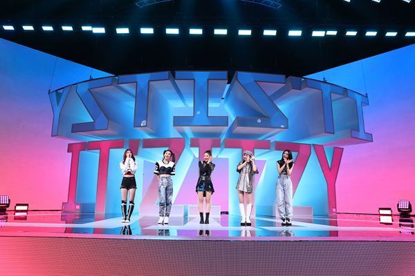 ITZY、日本初のオンラインライブ開催「早く日本のファンに会いたい」