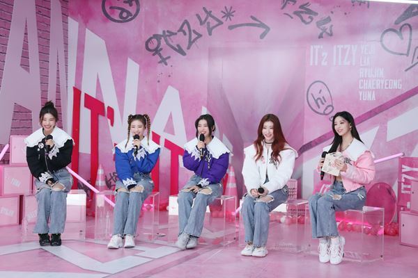 ITZY、日本初のオンラインライブ開催「早く日本のファンに会いたい」