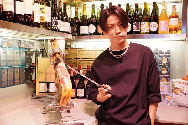 亀梨和也がバルセロナを満喫！　映画『怪物の木こり』特別映像公開