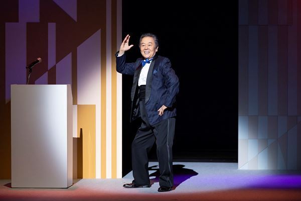 風間杜夫ひとり芝居『カラオケマン ミッション・インポッシブル』キャストコメント＆舞台写真到着