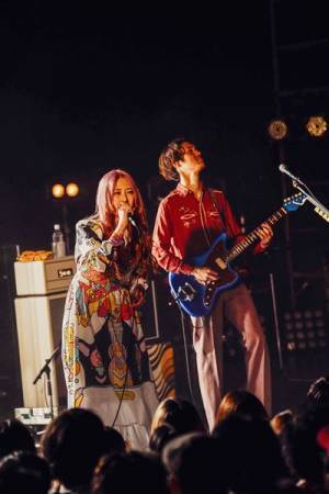 GLIM SPANKY、アルバム『The Goldmine』リリースパーティーのオフィシャルレポート到着