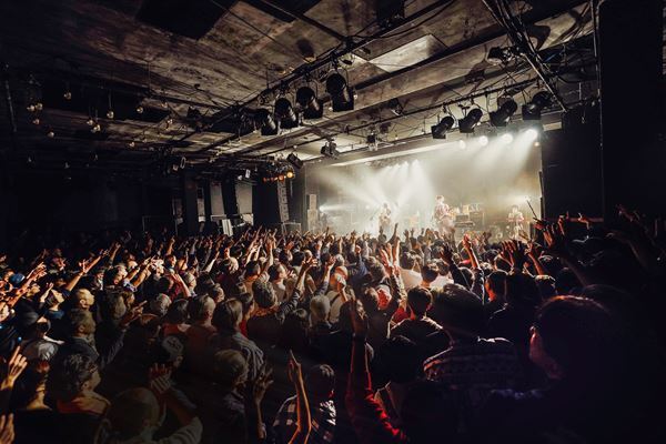 GLIM SPANKY、アルバム『The Goldmine』リリースパーティーのオフィシャルレポート到着