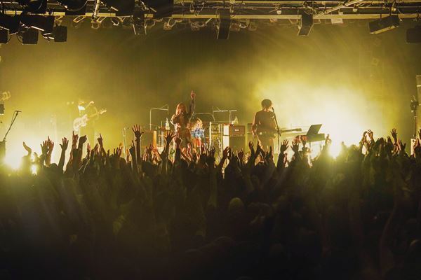 GLIM SPANKY、アルバム『The Goldmine』リリースパーティーのオフィシャルレポート到着