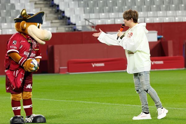 めいちゃん、無料配信ライブ『ファンファーレ！』オフィシャルレポ「めちゃくちゃ広い場所で歌わせてもらってます！」