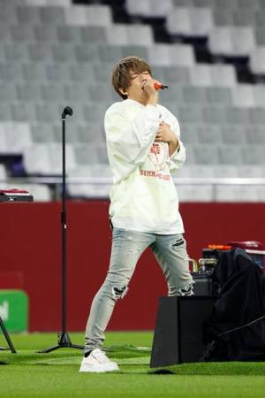 めいちゃん、無料配信ライブ『ファンファーレ！』オフィシャルレポ「めちゃくちゃ広い場所で歌わせてもらってます！」