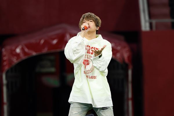 めいちゃん、無料配信ライブ『ファンファーレ！』オフィシャルレポ「めちゃくちゃ広い場所で歌わせてもらってます！」