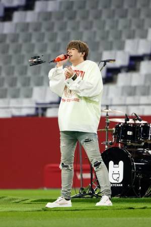 めいちゃん、無料配信ライブ『ファンファーレ！』オフィシャルレポ「めちゃくちゃ広い場所で歌わせてもらってます！」