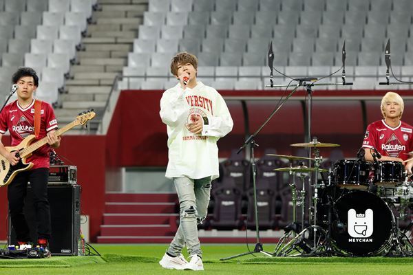 めいちゃん、無料配信ライブ『ファンファーレ！』オフィシャルレポ「めちゃくちゃ広い場所で歌わせてもらってます！」