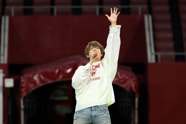 めいちゃん、無料配信ライブ『ファンファーレ！』オフィシャルレポ「めちゃくちゃ広い場所で歌わせてもらってます！」