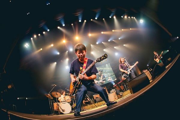 【ライブレポート】エンタテインメントでもあり、ドキュメントでもあった『ウルフルズ 30周年ツアー 2022-2023』ファイナル公演