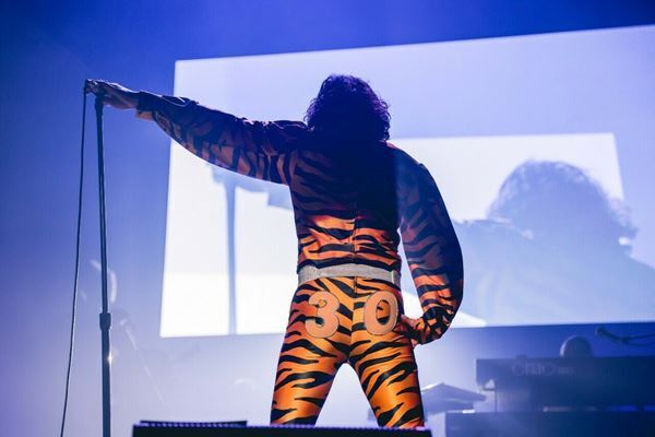 【ライブレポート】エンタテインメントでもあり、ドキュメントでもあった『ウルフルズ 30周年ツアー 2022-2023』ファイナル公演