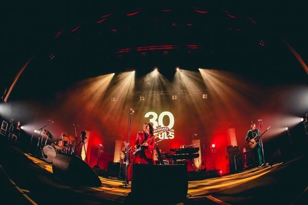 【ライブレポート】エンタテインメントでもあり、ドキュメントでもあった『ウルフルズ 30周年ツアー 2022-2023』ファイナル公演