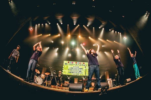 【ライブレポート】エンタテインメントでもあり、ドキュメントでもあった『ウルフルズ 30周年ツアー 2022-2023』ファイナル公演