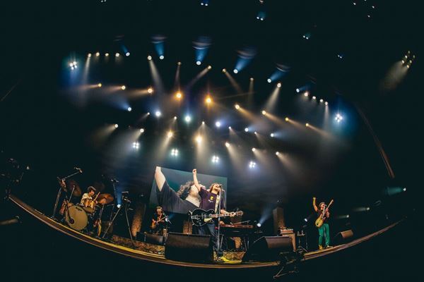 【ライブレポート】エンタテインメントでもあり、ドキュメントでもあった『ウルフルズ 30周年ツアー 2022-2023』ファイナル公演