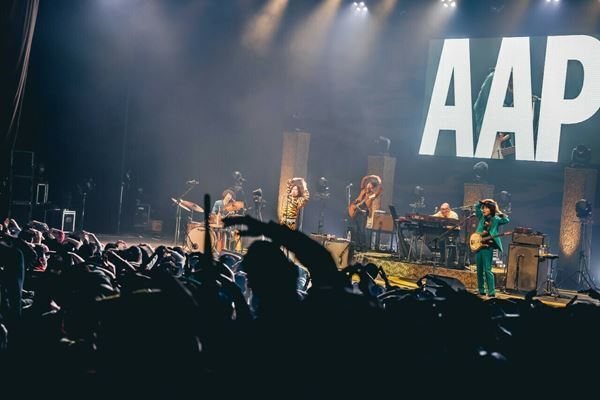 【ライブレポート】エンタテインメントでもあり、ドキュメントでもあった『ウルフルズ 30周年ツアー 2022-2023』ファイナル公演