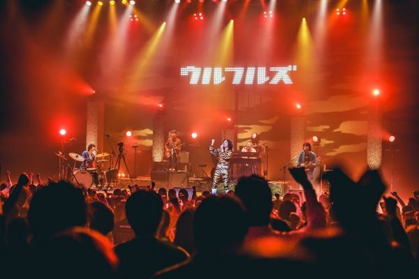 【ライブレポート】エンタテインメントでもあり、ドキュメントでもあった『ウルフルズ 30周年ツアー 2022-2023』ファイナル公演