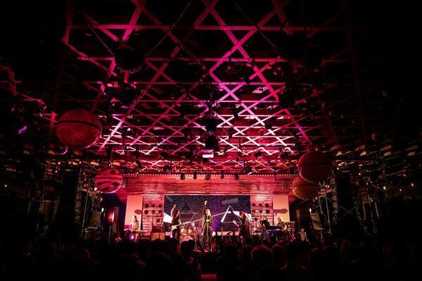 LEDスクリーンを駆使しピンク・フロイド『ライブ・アット・ポンペイ』を再現　原始神母『狂気50周年記念イベント番外編』開催決定