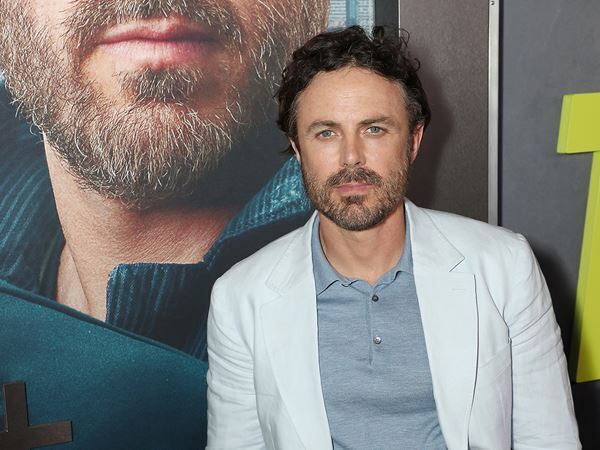 マット・デイモンと共演。ケイシー・アフレックが語る最新作『インスティゲイターズ』