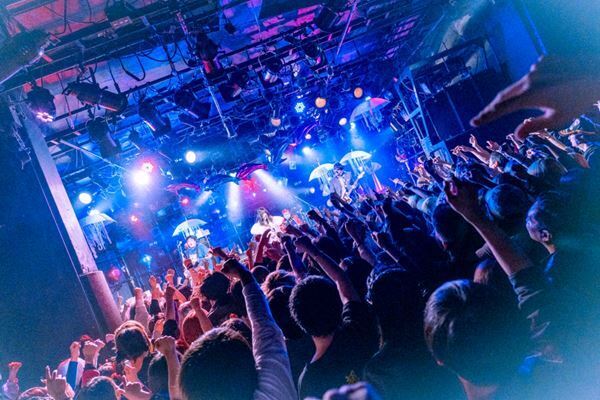 超☆社会的サンダル、大森靖子との対バンに夢叶う！ 熱気で溢れた『オニザワマシロ生誕祭』をレポート