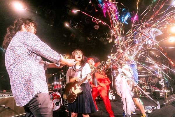 超☆社会的サンダル、大森靖子との対バンに夢叶う！ 熱気で溢れた『オニザワマシロ生誕祭』をレポート