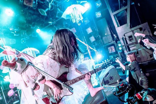 超☆社会的サンダル、大森靖子との対バンに夢叶う！ 熱気で溢れた『オニザワマシロ生誕祭』をレポート